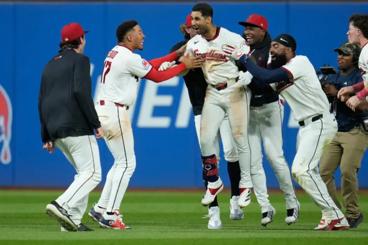 Rocchio’s 2-run double helps Guards rally vs. White Sox